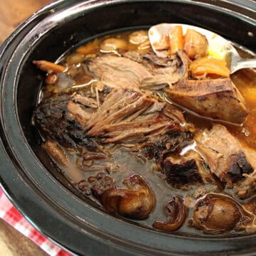 slow cooker rump roast in black crock pot