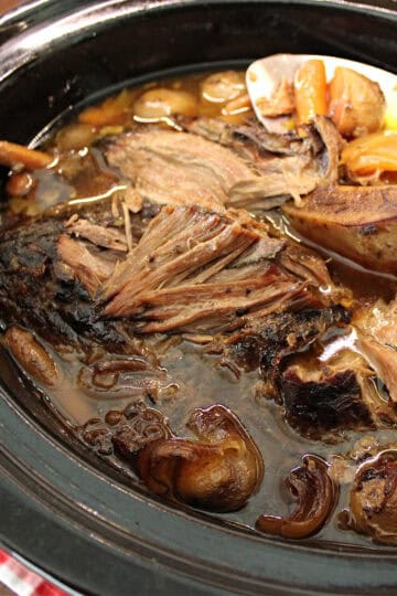 slow cooker rump roast in black crock pot